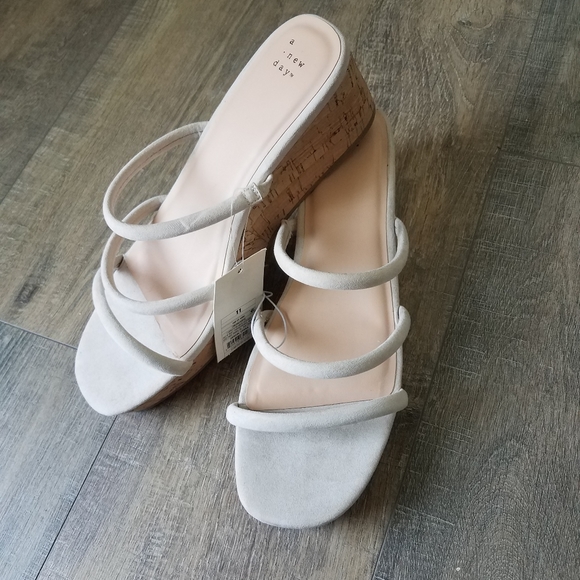 Shoes - Woman's open toe platform sandals